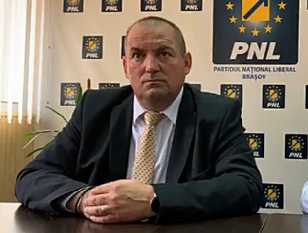 Cum ține de scaun primarul din Dumbrăvița, în plin referendum pentru demitere.USR: „S-a instalat în birou, deși nu avea voie”