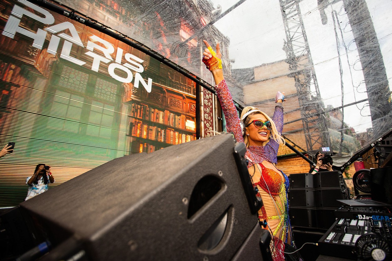 1.000.000$, tariful lui Paris Hilton ca DJ. Olguța Vasilescu o aduce la un festival din Craiova